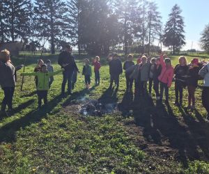 Uczniowie podczas zabawy przy ognisku