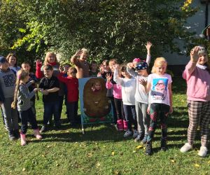 Uczniowie podczas wspólnej zabawy na świeżym powietrzu