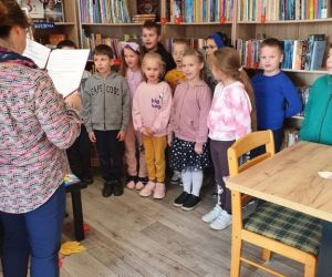 Uczniowie otrzymali akty pasowania i książeczki.