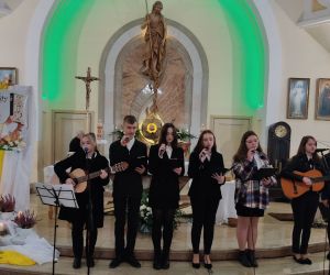 Montaż słowno-muzyczny w wykonaniu uczniów i absolwentów