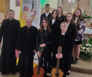 Zdjęcie grupowe młodzieży z księżmi