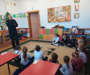 Sierżant Lew wita się z dziećmi