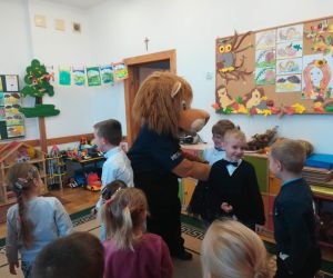 Sierżant Lew wita się z dziećmi