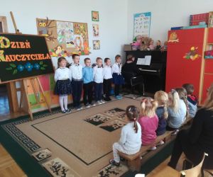 Dzieci śpiewają piosenkę, Pani gra na pianinie