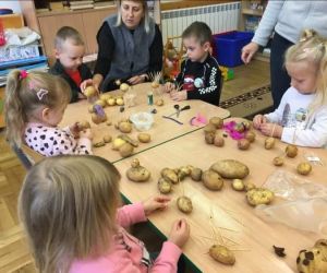 Dzieci tworzą z ziemniaków figurki ziemniaczane