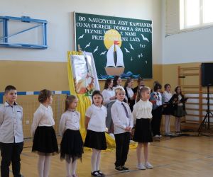 Uczniowie prezentują swoją część artystyczną