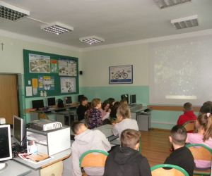 Dzieci z klas 4-6 oglądają filmik edukacyjny