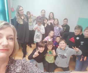 Dzieci na zdjęciu grupowym