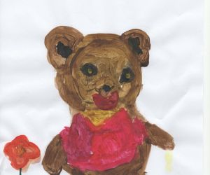 Rysunek dziecka, miś w czerwonym kubraczku