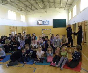 Zdjęcie grupowe z policjantem