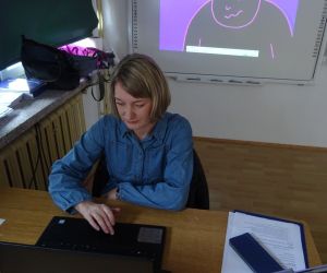 Osoba prowadząca zajęcia z dziećmi wewnątrz budynku.