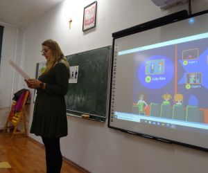 Osoba prowadząca zajęcia z dziećmi wewnątrz budynku.