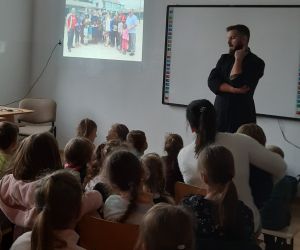 Misjonarz opowiada uczniom o działalności szkoły w Afryce