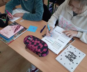 Uczniowie wypełniają karty z kodowania