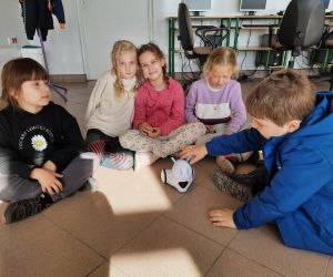Uczniowie bawią się z robotem PhotonEdu