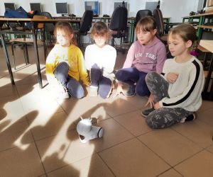 Uczniowie programują robota PhotonEdu