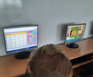 Uczeń wykonuje online zadania z programowania