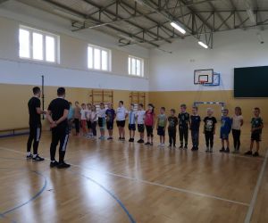 Dzieci zebrane w szeregu- młodsza grupa