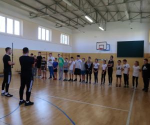 Dzieci zebrane w szeregu- starsza grupa