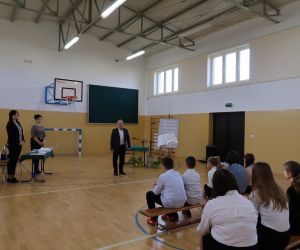 Dyrektor szkoły wita uczestników konkursu.