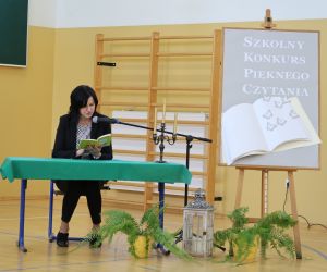 Nauczyciel polonista czyta uczniom fragment książki.