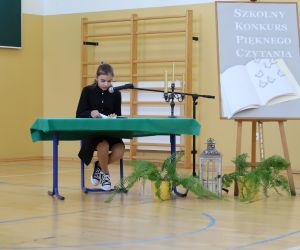 Uczennica klasy 7 w trakcie prezentacji.