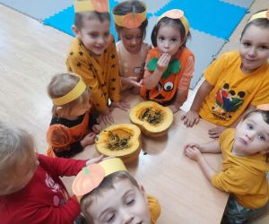 Przedszkolaki wyjmują i kosztują pestki z dyni