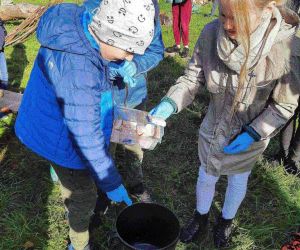 Uczniowie przygotowują danie z kociołka