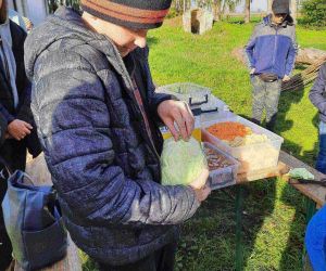 Uczeń przygotowuje kapustę do kociołka