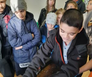 Uczeń klasy IV szatkujący kapustę