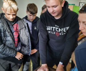 Uczeń klasy VIII szatkujący kapustę