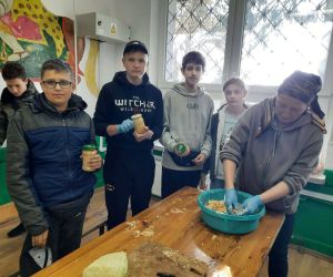 Uczniowie wkładają kapustę do słoików