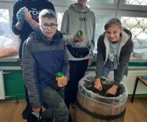 Uczniowie klasy VIII przy beczce z kapustą