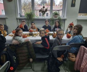 Uczniowie przed warsztatami zdobienia dyni