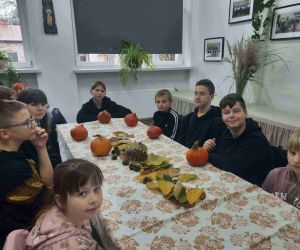 Uczniowie przed warsztatami zdobienia dyni