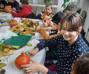 Uczniowie podczas zdobienia dyń