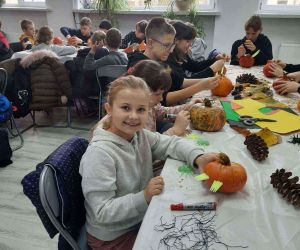 Uczniowie podczas zdobienia dyń