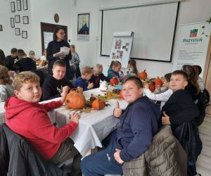 Uczniowie podczas zdobienia dyń