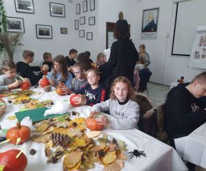 Uczniowie podczas zdobienia dyń