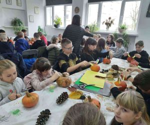 Uczniowie podczas zdobienia dyń