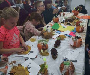 Uczniowie podczas zdobienia dyń