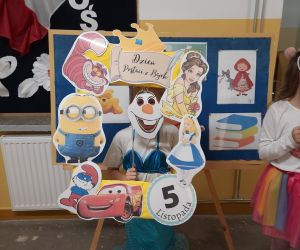 Uczennica w masce Olafa pozuje do zdjęcia