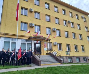 Delegacja Gminy Hrubieszów przy maszcie obok budynku Urzędu Gminy Hrubieszów
