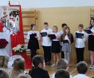 Część artystyczna w wykonaniu uczniów szkoły