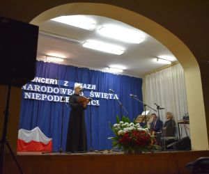 Osoba występuje na scenie.