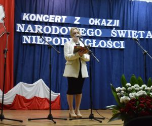 Osoba występuje na scenie.