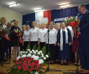 Grupa osób na scenie.