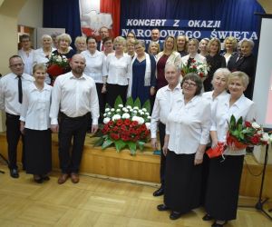 Grupa osób na scenie.