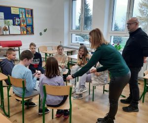 Pracownik biblioteki podaje uczniowi włóczkę, a ten rozpoczyna prezentację o swojej osobie
