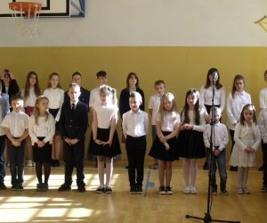 Uczniowie klas drugiej, trzeciej, szóstej i siódmej w strojach galowych w oczekiwaniu na występ